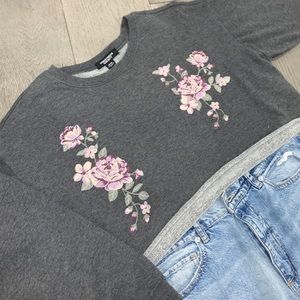 Streetwear cropped crewneck with flower embroidery